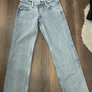 Säljer mina lågmidjade jeans i färgen summer blue och i modellen arrow då dem tyvärr blivit försmå för mig. Därav så finns der inte några bilder med dem på. Nypris 650kr och säljer nu för 280kr.