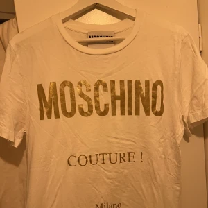 Moschino Lamé T-Shirt - Vit moschino t-shirt. Storlek 48 IT / S Köpt från Moschinos hemsida. Har digital orderbekräftelse.  Inga defekter!