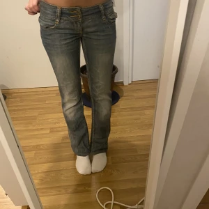 Lådmidjade jeans - Dessa lågmidjade jeans är snålt använda, dock är de uppsprättade längst ner.❤️