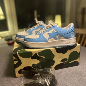 Bape skor - Säljer mina äkta bape skor som är använda i två veckor, säljer pågrund av att jag hade svårt att matcha dom. Har kvar allt från när jag köpte skorna plus kvittot. Passar för storlek 43 lätt även fast de är 42. Skriv privat för mer bilder. Köpta för 6000kr