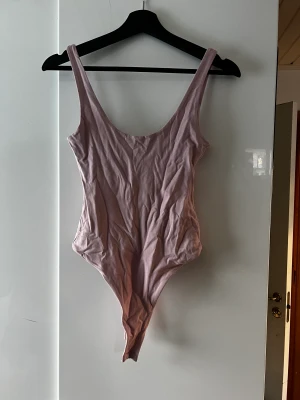 Body - Body med string från BikBok Storlek Xs  Tvättas innan den skickas