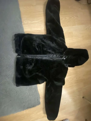 fluffjacka - Säljer min fina svarta fluffjacka, lik fleecejackorna som trender! Xs/s , köpte för 400, säljer för 200, inga skador på jackan💞 skriv för fler bilder