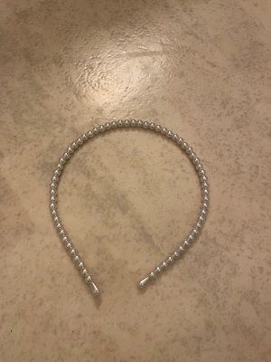 Diadem  - Säljer detta diadem då jag inte använder det, inga märken på användning utan ser ut som nytt! Frakten - grattis