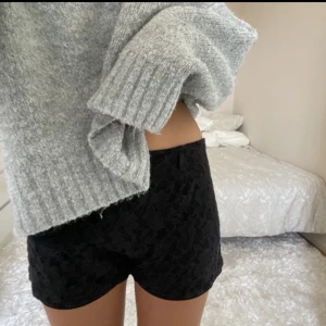 Lågmidjade spetsshorts - Säljer dessa svarta spetsshorts. Har du någon fråga är det bara att höra av dig🫶🏻