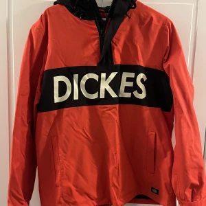 Dickies jacka - En dickies ”regn” jacka som har använts flitigt, väldigt fint skick, små fläckar i bak på rygg men annars fräsch. Används inte längre då den är för liten för mig! Storlek S
