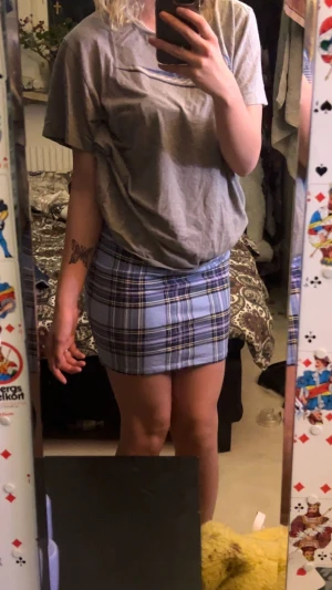 blårutig kjol - En tajtare kjol, strl M men sitter bra på mig som är S. Väldigt skönt material, luftigt oxh bra. funkar bra med en loose tisha eller en hoodie tycker jag! Funksr söker bra med övrig styling med <3 Köpt på newyorker 2020