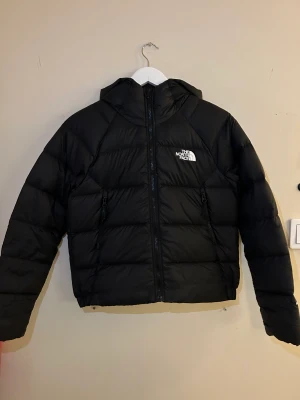 North Face jacka - Svart North Face jacka. Använt få gånger och är i fint skick. Inga märken eller hål. 