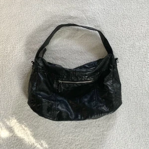 Stor axelväska - Svart rymlig väska i skinn som både går att bära på axeln och crossbody! Perfekta skolväskan 💞