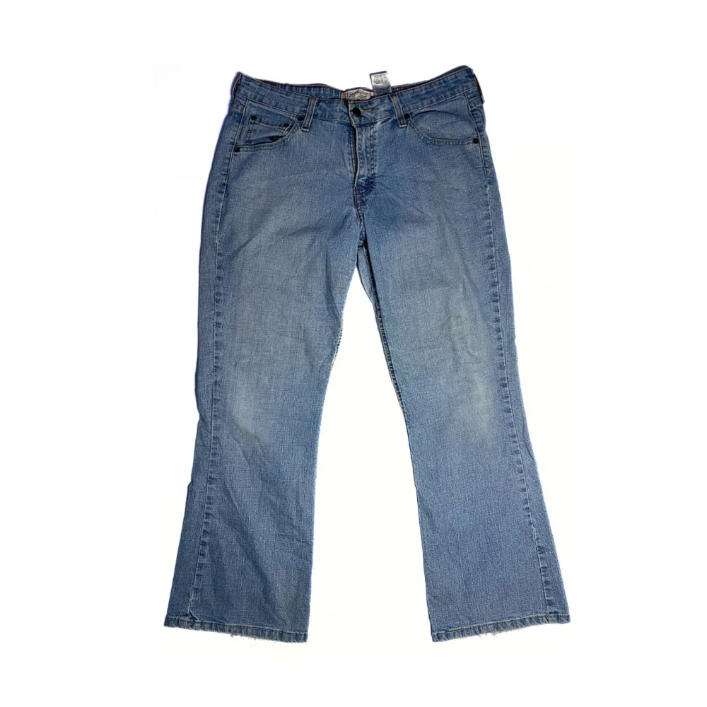 Size: 33/29. Ljusare blå ksk. Condition: vintage. Alla jeans är uppmätta av oss! Har ni frågor eller funderingar är det bara slide DM, tveka inte!. Jeans & Byxor.