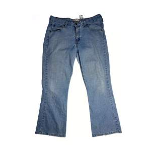 Size: 33/29. Ljusare blå ksk. Condition: vintage. Alla jeans är uppmätta av oss! Har ni frågor eller funderingar är det bara slide DM, tveka inte!