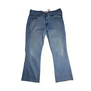 Levi’s Bootcut - Size: 33/29. Ljusare blå ksk. Condition: vintage. Alla jeans är uppmätta av oss! Har ni frågor eller funderingar är det bara slide DM, tveka inte!
