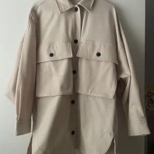 Skjortjacka - Aldrig använd lång modell i storlek xs 💖pris att diskutera stor i storleken så passar en s