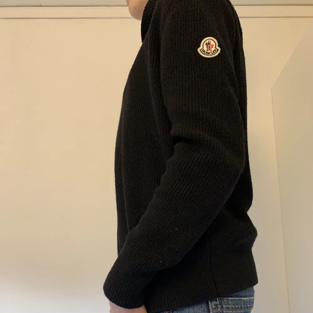 Säljer denna fina svarta stickade moncler hoodie i storlek M, modellen är 183 cm lång Skick 9/10 Om det är något ni undrar så är det bara att fråga!⭐️⭐️⭐️ . Hoodies.