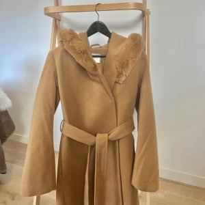 Ljusbrun vinterkappa - Ljusbrun kappa! det perfekta tillskottet till din höst och vintergarderob.