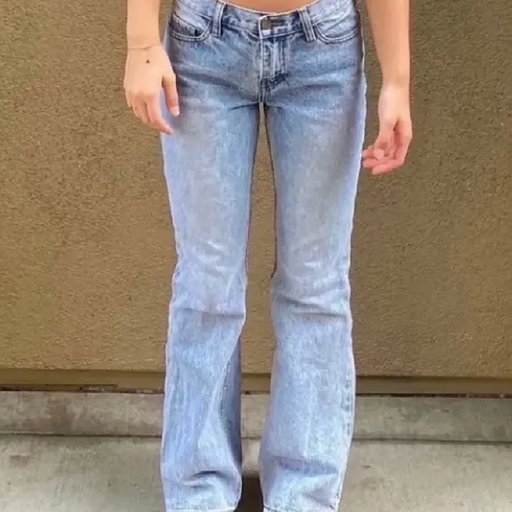 Supersnygga lågmidjade jeans, tyvärr för små för mig, skulle säga att de passar en mindre 34. 2 första bilderna är lånade. De är köpte på Brandy Melville. Använt några gånger pga för små. Jeans & Byxor.