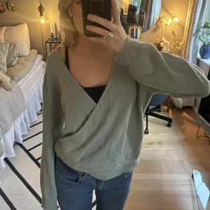 Stickad tröja  - En sjukt fin stickad urringad tröja som går att ha på två sätt!! Söt ljusgrön färg i toppskick 😍