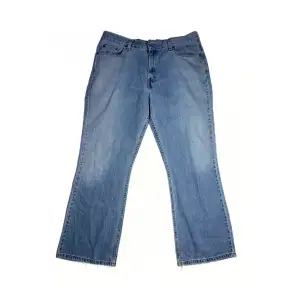 Size: 33/30. Ljusblå. Condition: vintage. Alla jeans är uppmätta av oss! Har ni frågor eller funderingar är det bara slide DM, tveka inte!
