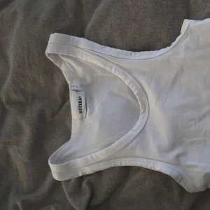 Vit topp  - En vanlig basic vit topp