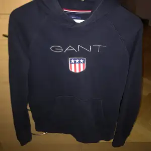 Jättefin marinblå hoodie från Gant. Använd men väldigt fint skick. Nypris ca 700kr