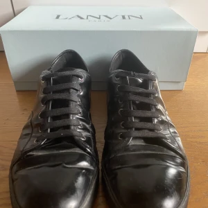 Lanvin - Hej! Säljer mina lanvins då dom inte kommer till användning.   Box följer med  Priset är inte spikat Skick: 8/10
