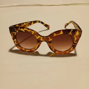 Snygga leopardmönstrade solglasögon i nyskick. 👛🕶️🛍️.