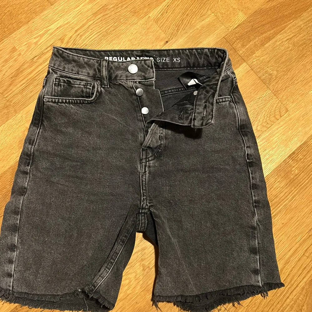 Säljer carlings shorts ord pris 400:) Det går att vika upp dom och använda dom kortare👍. Shorts.