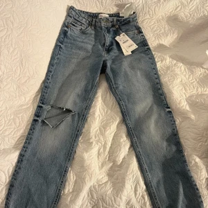 ZARA Jeans  - Helt nya med prislapp kvar. Små i storlek, är som 36.