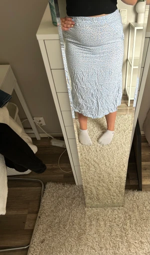 Kjol+strickad tröja  - Säljer en blå kjol + en blå stickad tröja från lager 157. Kommer inte till användning. Kan säljas separat 