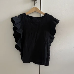 Volang topp - En jättefin volang topp från zara i jättebra skick!❤️ tveka inte på att höra av er vid frågor!