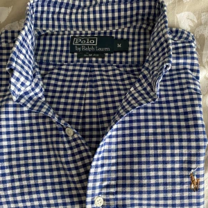 Ralph lauren skjorta - Oxford Stl. M - Säljer en Sälland använda Ralph Lauren skjorta i storlek M - Slim fit.  Jag är 185 cm lång & väger 80kg.