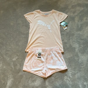 Ljusrosa pyjamasset  - Nytt och helt oanvänt pyjamasset, med lapp kvar🌟💗Ljusrosa/aprikosfärgad med vita detaljer!🤍🩷Pris kan diskuteras!💗💗