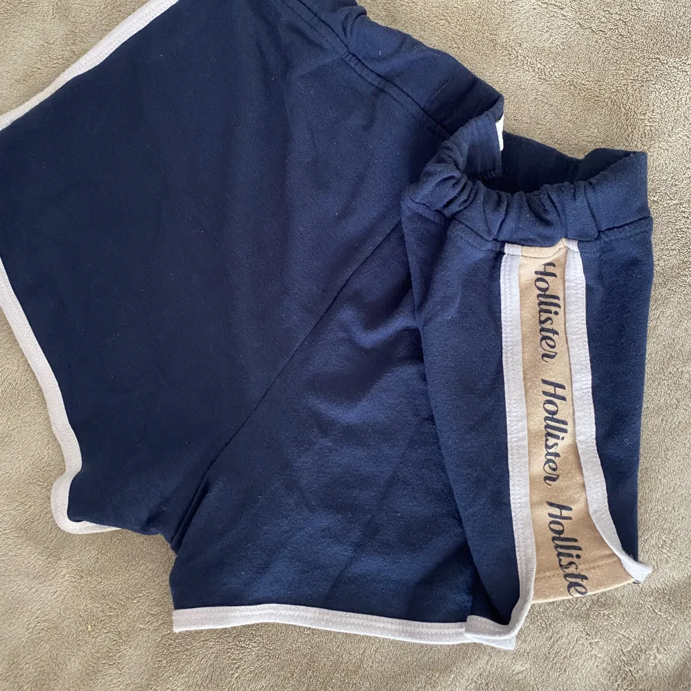 Super sköna shorts ifrån Hollister i storlek xs. Använda men i hyfsat gott skick💙. Shorts.