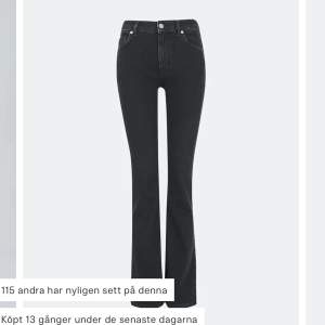 Säljer dessa nästintill oanvända lågmidjade jeans då de inte kommer till användning. Köpta för 599 och säljer för 300 💗