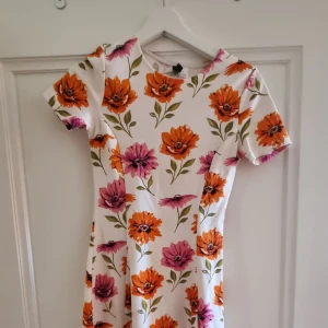 Klänning - Klänning som sitter skitsnyggt på mig som är S. Denn verklugen framhöver det man vill att den framhäver. Men inte längre min stil