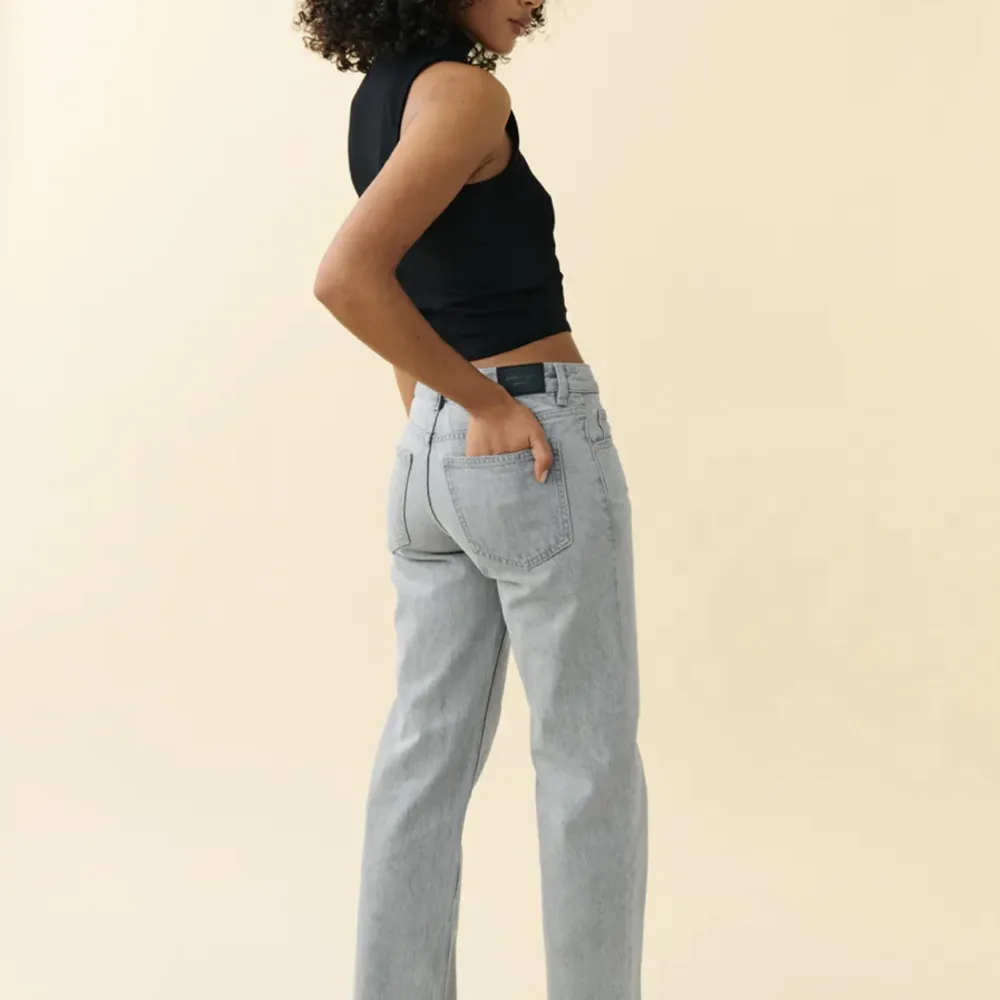 Raka och lågmidjade jeans från Gina. Köpta för 500kr, är i stl 32 och passar mig perfekt som är 164. Skriv för bilder eller annat❤️. Jeans & Byxor.