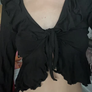 kofta - topp som går att använda som kofta eller topp. lappar kvar