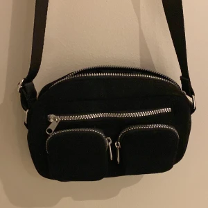 Axelremsväska  - En supersnygg väska ifrån hm!  Har inte kommit till användning så mycket för har haft många andra väskor jag gillat, men tycker den är supersnygg men bara onödig att den får hänga på i mitt rum. Så säljer vidare den! 🫶🏼Är inte sliten överhuvudtaget 😻