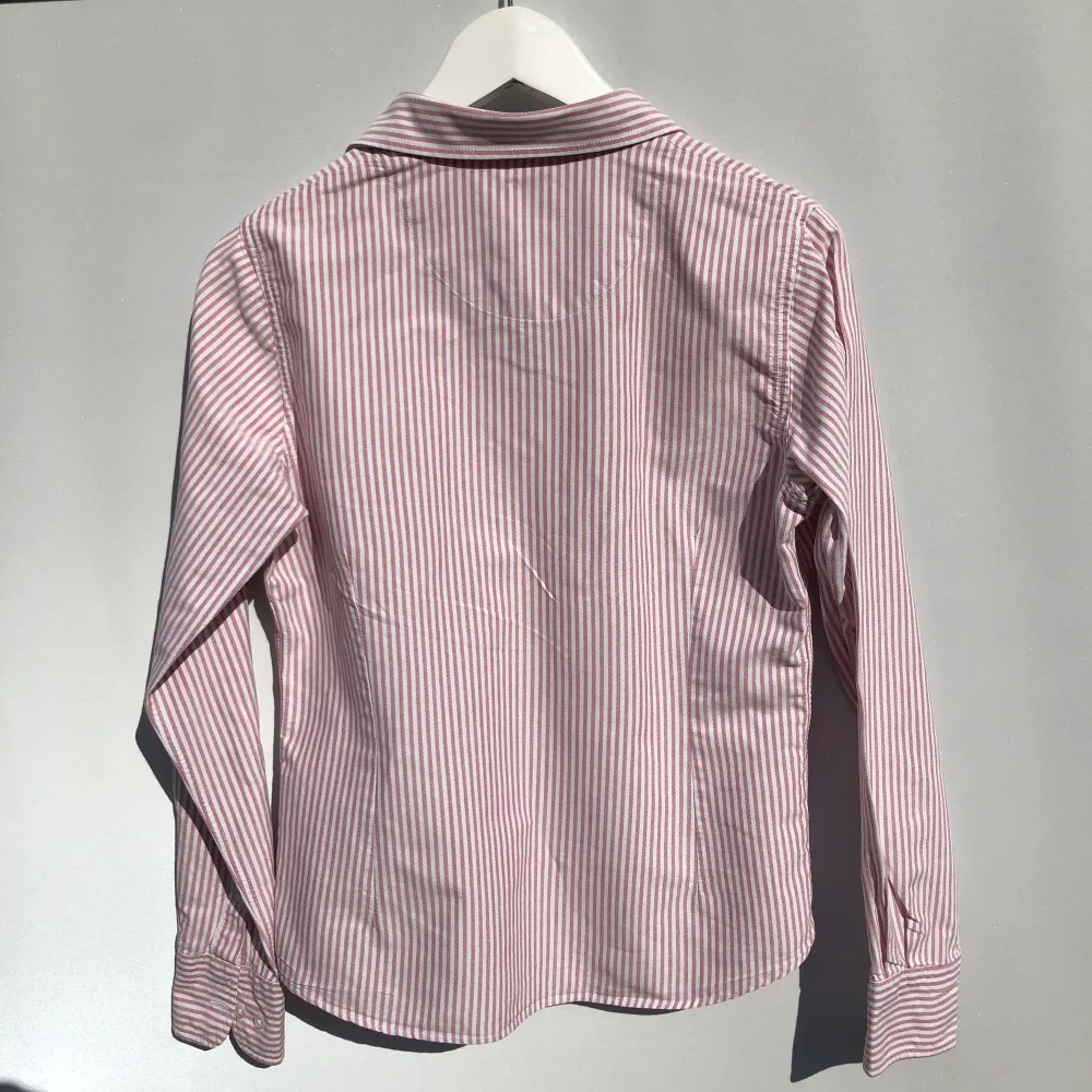 Säljer en vit rosa randig skjorta från Boomerang i storlek s men passar väldigt litet så ca xs eller lite mindre. Fint skick utan defekter. Kolla min profil för liknande skjortor😉. Skjortor.