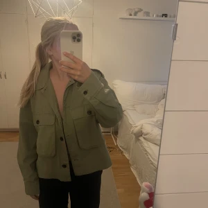 Grön jeansjacka - Jättefin grön jeansjacka som tyvärr inte kommer till användning längre