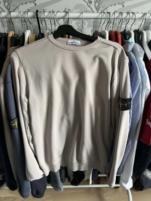 Stone island swetshirt junior  - Säljer min stone island swetshirt— fint skick 8/10 säljs för 750! Kontakta mig vid fler frågor!