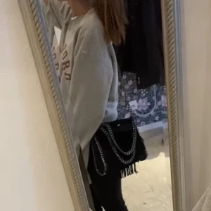 Väska  - Svart stella McCartney liknande väska med fransar. Är i svart mocka och har små och långa handtag som kedja! Köpt förra året för 500 men går ner i pris för den har några få defekter. Kom privat för fler bilder💕