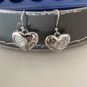 Guess örhängen  - Kommer aldrig till användning❤️