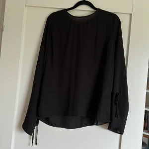 Svart blus str 42 - Gina Tricot