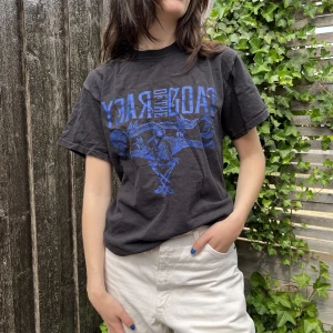 T- shirt - Svart bandtisha, Year of the goat. Stl Medium.