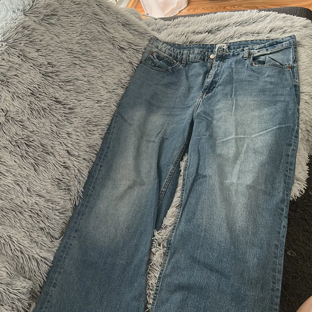 Blåa baggy jeans från lager 157 storlek XL, bra skick använda ett par gånger, nypris 300 säljer för 90kr, ni kan oxå ge prisförslag,  för mer bilder eller information kan ni skriva till mig 💓😁. Jeans & Byxor.