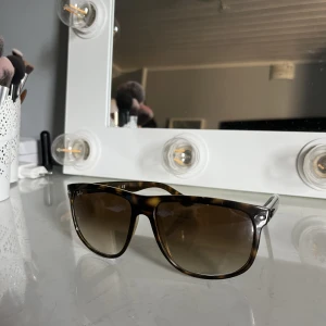 Ray-ban boyfriend solglasögon  - Säljer nu mina ray-ban boyfriend solglasögon i färgen havana. Nypris är 1100kr. Dem är köpta i slutet utav förra sommaren och är i bra skick. Det är inga defekter eller skador på dem. Vill ni ha fler bilder är det bara att höra av sig. 