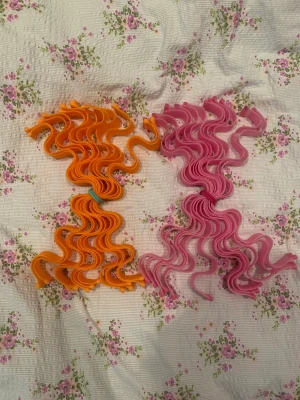 Hair curlers - Helt nya spiral hair curlers som inte kommer till andvändning eftersom jag inte har tillräckligt långt hår längre😊inga defekter och det är 24 st👍🏻 kan antingen köpa allihopa för 100kr eller 12st för 55kr! Om du har lite tjockare hår är det smart med 24st!!