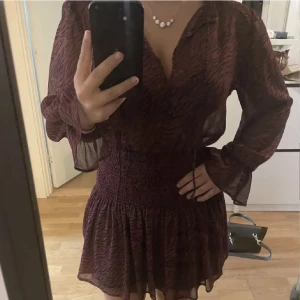 Zara klänning - Säljer min vinröda zara klänning då den inte kommer till användning och jag behöver mer plats i garderoben. Pris kan diskuteras💗!