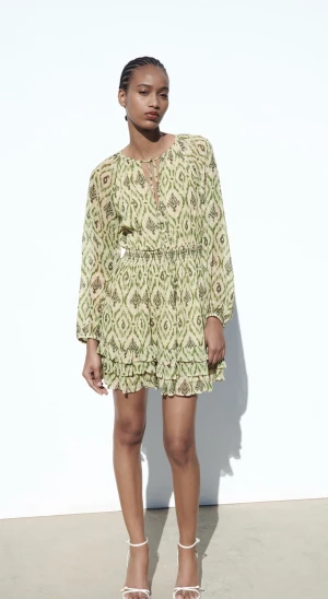 Klänning - En somrig klänning från Zara i storlek M. Helt oanvänd alltså i mycket bra skick.