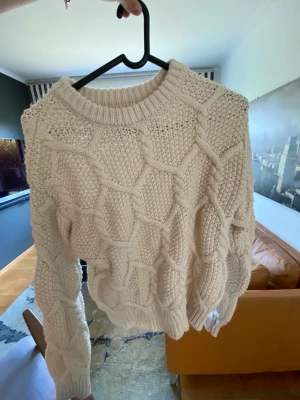 Stickad tröja  - Beige stickad tröja, säljer då jag aldrig använt den💕